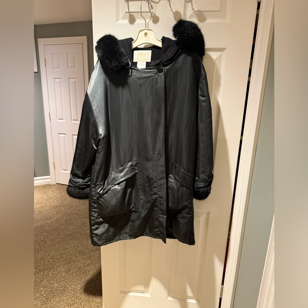 Stylish Black Trench Coat with Fur Trim